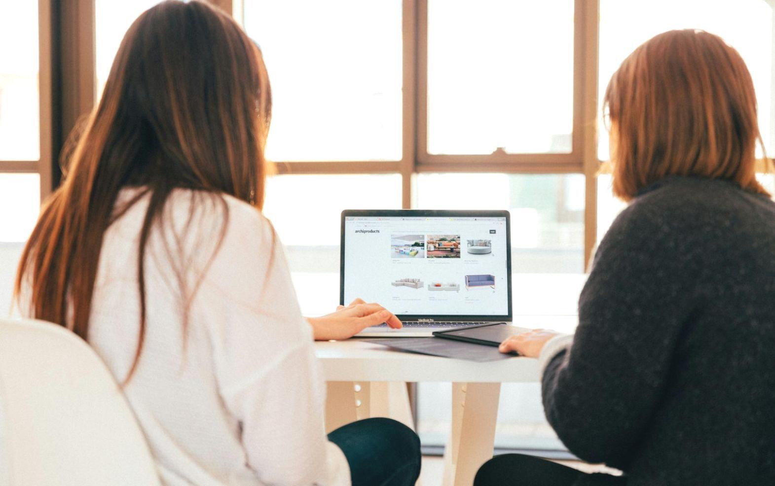 Espace de travail collaboratif sanulpucamwemboiru avec écrans d'analyse financière
